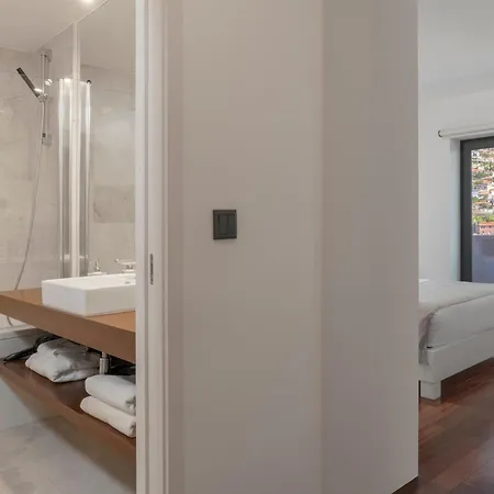 Madalenas Ii By An Island * فونشال