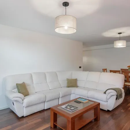 Madalenas Ii By An Island فونشال