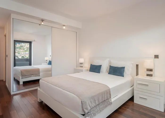 Madalenas Ii By An Island * 丰沙尔