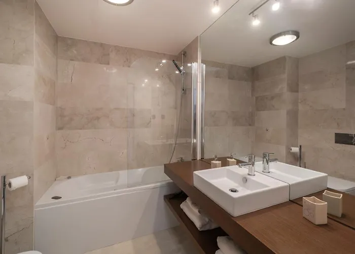 Madalenas Ii By An Island 丰沙尔