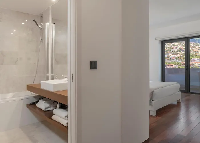 Madalenas Ii By An Island * 丰沙尔