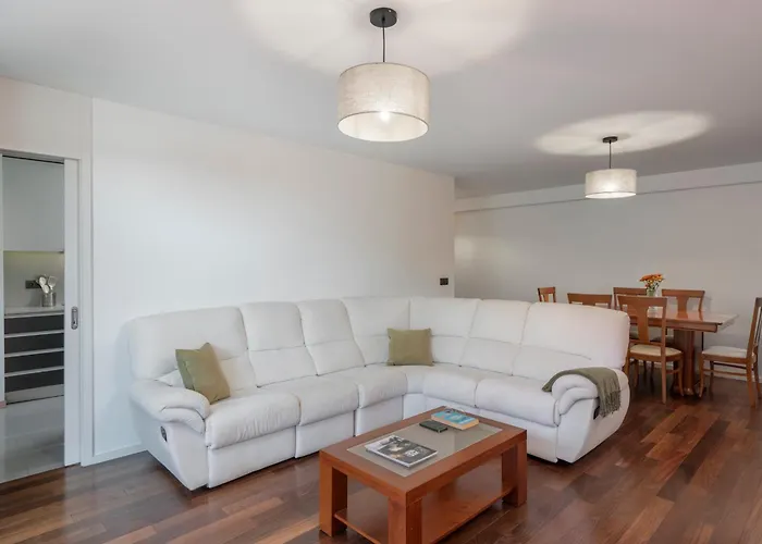 Madalenas Ii By An Island 푼샬