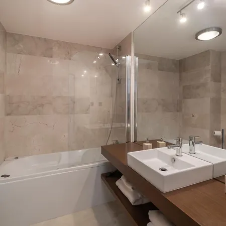 Madalenas Ii By An Island פונשל